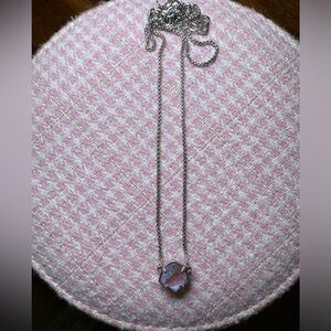 KENDRA SCOTT
Jaxon Silver Pendant Necklace in Amethyst Dichroic Glass